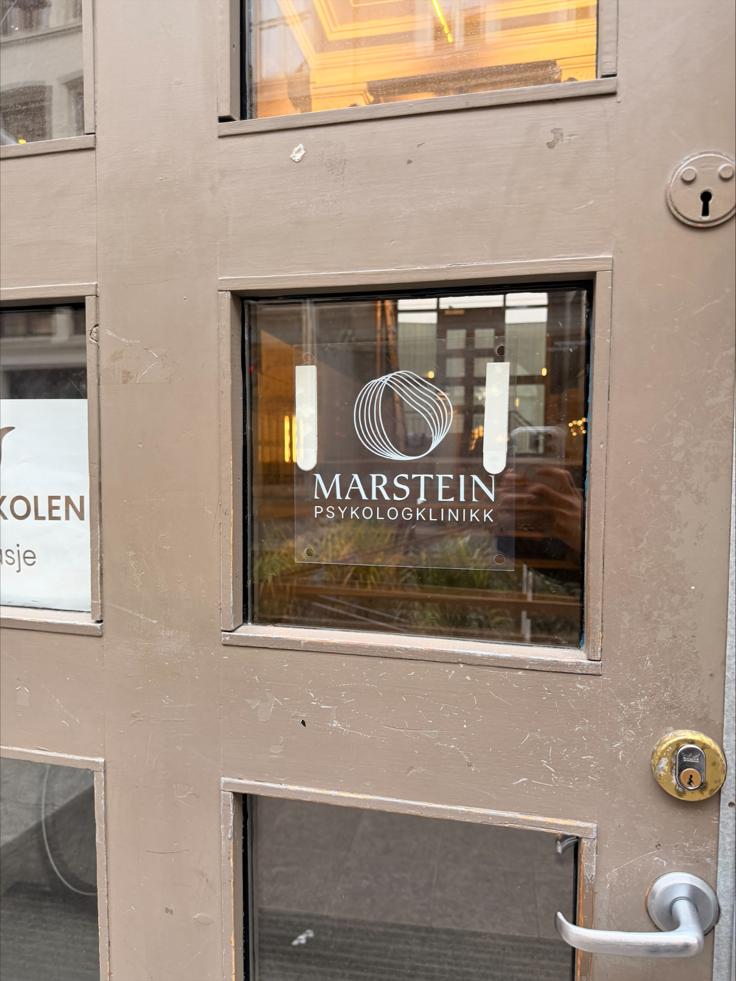 Marstein Psykologklinikks skilt på inngangsdøren i Møllergata 9